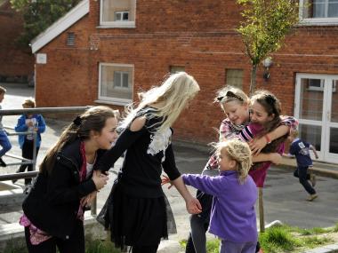 Børn i skolegården på Humlebæk Skole. Humlebæk Skoles værdier